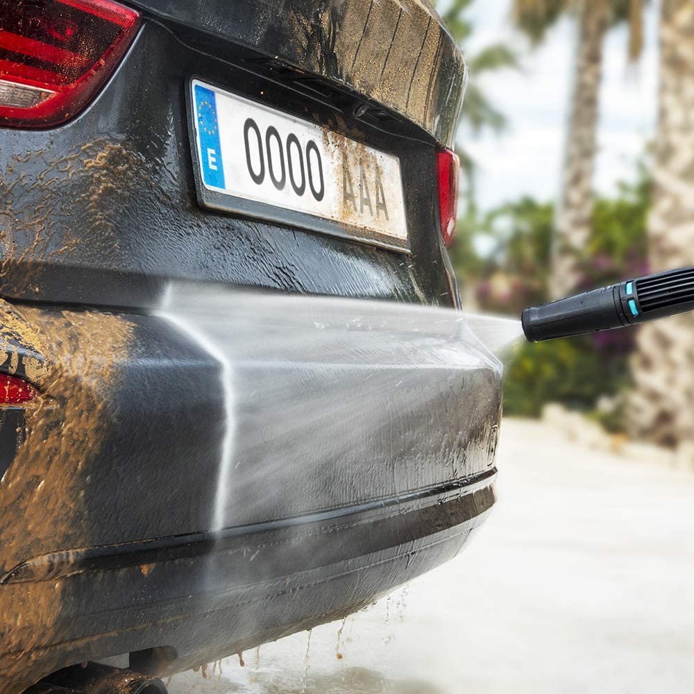 Funcionamiento de una hidrolimpiadora limpiando un coche