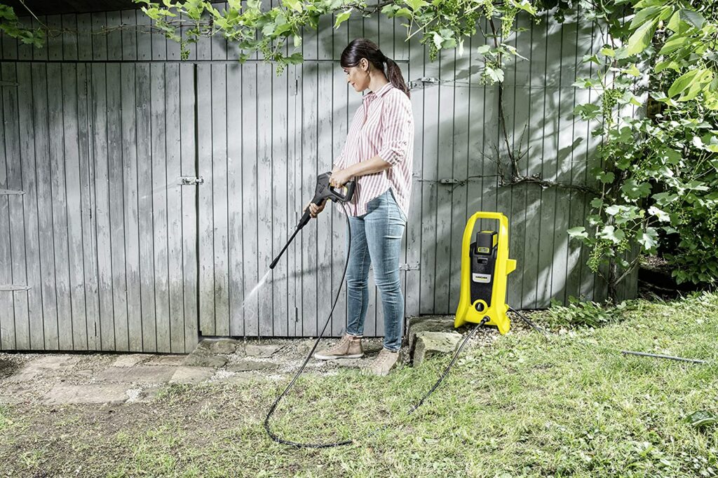 Limpiando con hidrolimpiadora a batería